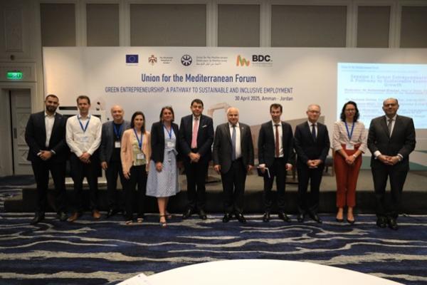 Union for the Mediterranean members posing in line at last meeting.